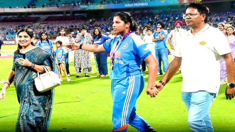 তেরঙায় মোড়া গাড়িতে চেপে ফিরছেন রিচা ঘোষ! বিশ্বজয়ী মেয়েকে বরণে সাজছে শিলিগুড়ি